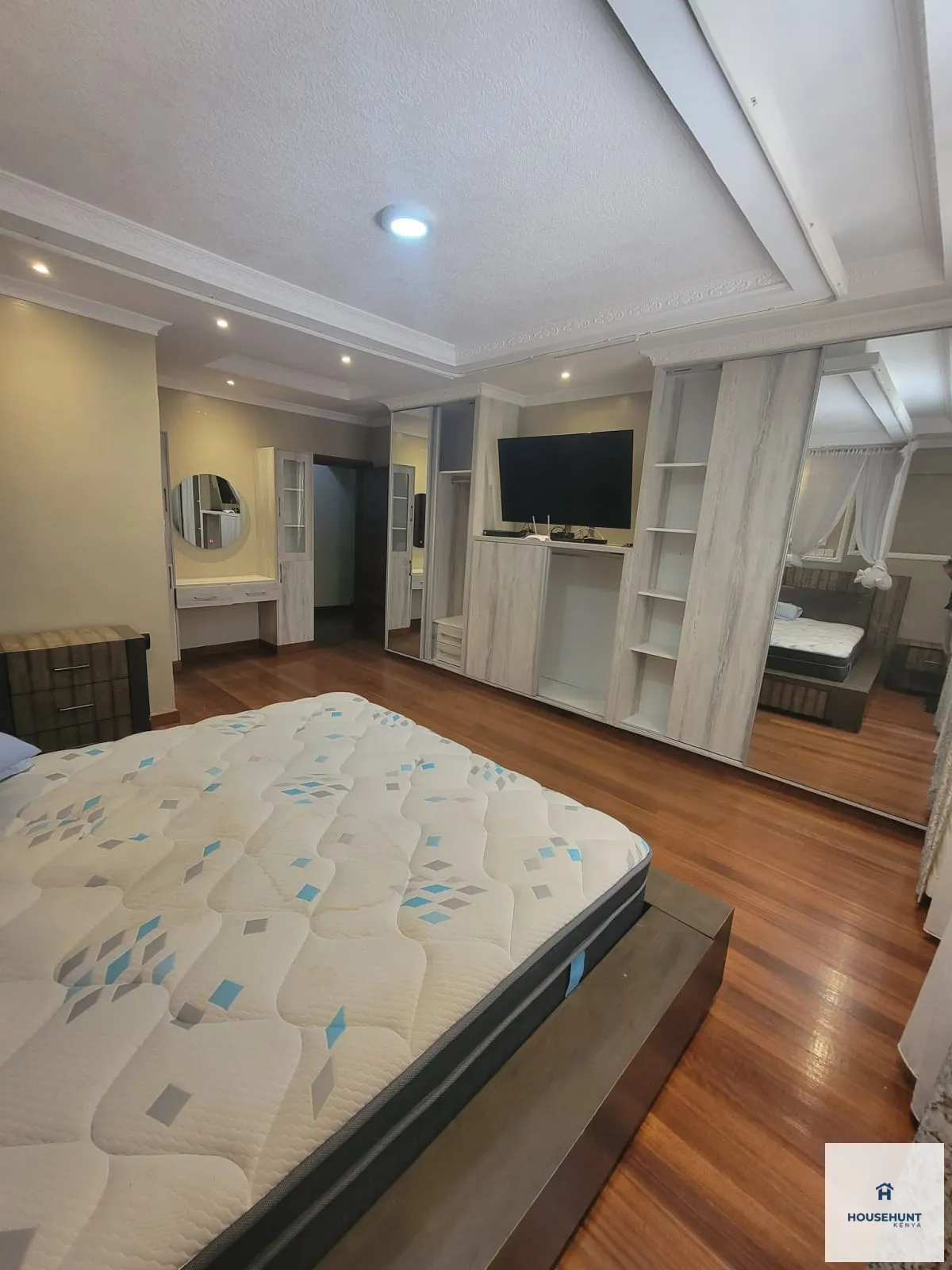 FULLY FURNISHED 4 BEDROOM photo 3